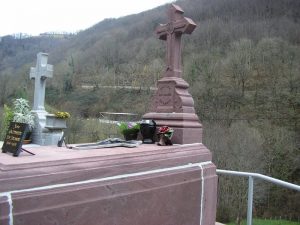 Panteón en piedra rojo Baztan - Baztango harri gorrizko panteoia