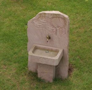 Fuente en piedra rojo Baztan - Baztango harri gorrizko iturria
