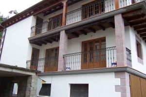 Columnas y machones en piedra rojo Baztan - Baztango harri gorrizko zutabe eta matxoiak