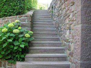 Escalera en piedra rojo Baztan - Baztango harri gorrizko eskailera