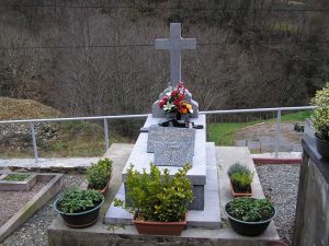Panteón en piedra gris Deba - Debako harri grisako panteoia