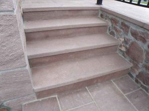 Escalera en piedra rojo Baztan - Baztango harri gorrizko eskailera