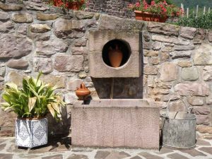 Fuente en piedra rojo Baztan - Baztango harri gorrizko iturria