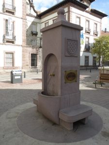 Fuente en piedra rojo Baztan - Baztango harri gorrizko iturria