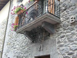 Balcón en piedra gris Deba - Debako harri grisazko balkoia