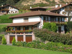 Columnas y machones en piedra rojo Baztan - Baztango harri gorrizko zutabe eta matxoiak
