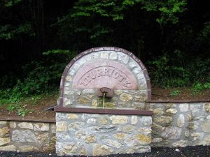 Fuente en piedra rojo Baztan - Baztango harri gorrizko iturria