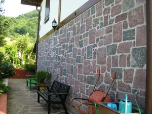 Aplacado en piedra roja Baztan y piedra gris Labiano - Baztango eta Labianoko harrizko aplatua