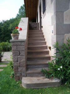 Escalera en piedra rojo Baztan - Baztango harri gorrizko eskailera