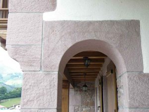 Arco de piedra roja Baztan - Baztango harri gorrizko arkua