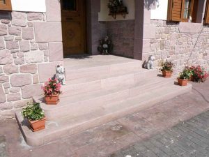 Escalera en piedra rojo Baztan - Baztango harri gorrizko eskailera
