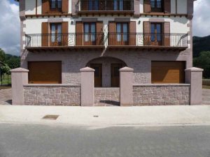 Columnas y machones en piedra rojo Baztan - Baztango harri gorrizko zutabe eta matxoiak