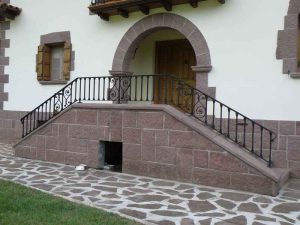 Escalera en piedra rojo Baztan - Baztango harri gorrizko eskailera