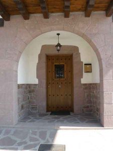 Arco de piedra roja Baztan - Baztango harri gorrizko arkua