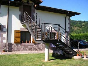 Escalera en piedra rojo Baztan - Baztango harri gorrizko eskailera
