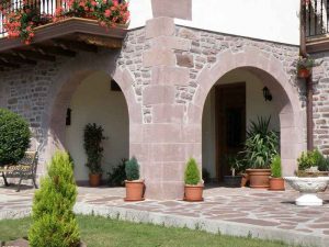 Arco de piedra roja Baztan - Baztango harri gorrizko arkua