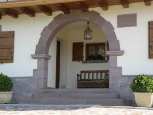 Arco de piedra roja Baztan - Baztango harri gorrizko arkua