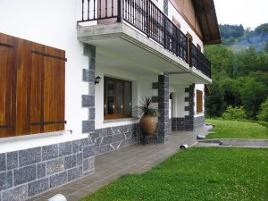 Aplacado en piedra gris Deba - Debako harri grisazko aplakatua