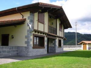 Aplacado en piedra gris Deba - Debako harri grisazko aplakatua
