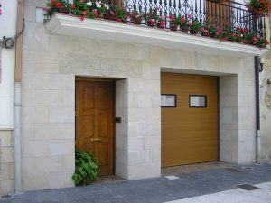 Aplacado en piedra gris Moncayo - Moncayoko harri grisazko aplakatua