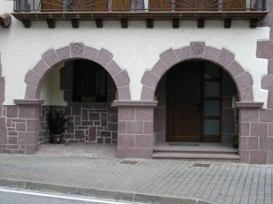 Arco de piedra roja Baztan - Baztango harri gorrizko arkua