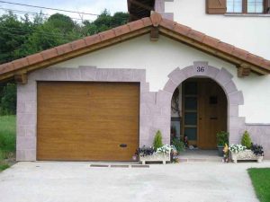 Arco de piedra roja Baztan - Baztango harri gorrizko arkua