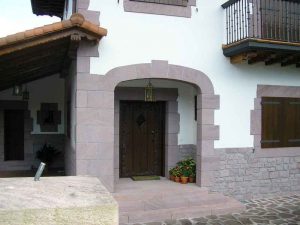 Arco de piedra roja Baztan - Baztango harri gorrizko arkua
